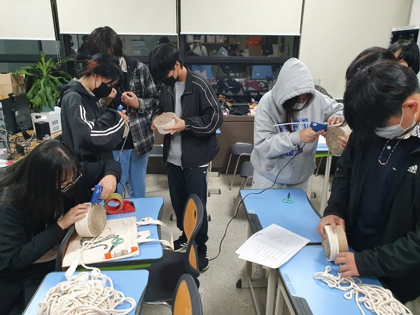 ▲ 성남시청소년재단 (임시)수정청소년수련관 중등 청소년방과후아카데미 ‘아리솔’ 유기동물 물품 제작 중인 모습.