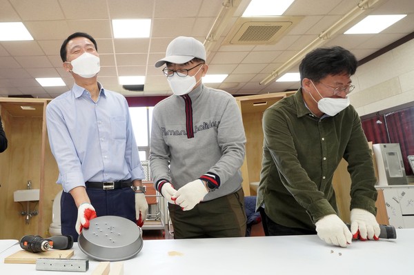 ▲ 성북구의 특화 공유 서비스 ‘늘품집’에서 이승로 구청장과 주민이 집수리 교육에 참여해 대화를 나누고 있다.