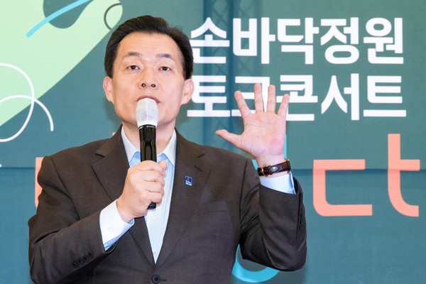 ▲ 이재준 수원시장, 손바닥정원 토크콘서트–다정다감 참석해 인사말 전하는 모습.