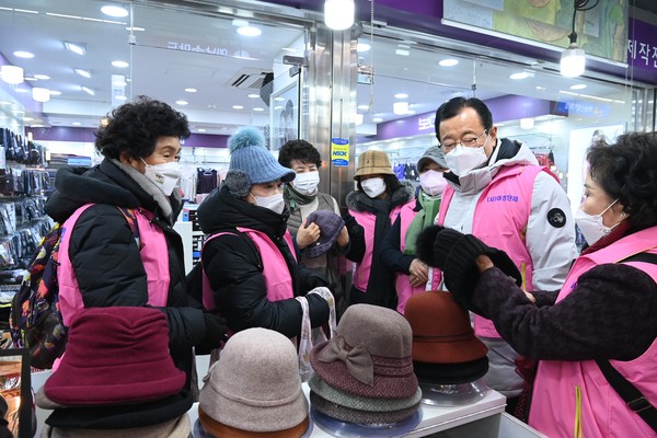 ▲ 이현재 하남시장, 관내 한 전통시장 방문해 하남시여성단체협의회와 함께 장보는 모습.