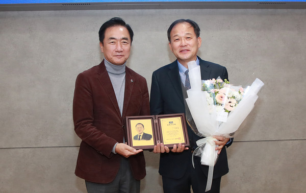 ▲ 정장선 평택시장(왼쪽), 나무기증 시민 감사패 및 명예시민패 수여자와 기념사진 촬영.