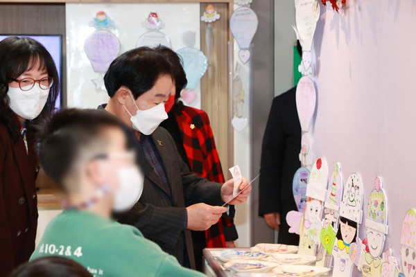 ▲ 주광덕 남양주시장, 다함께돌봄센터 8호점 개소식 참석해 내부 둘러보는 모습.