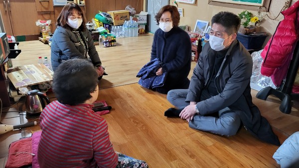 ▲ 연말맞이 사례관리 대상자 안부 묻는 김정헌 중구청장.