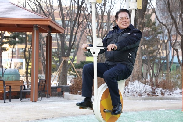 ▲ 최대호 안양시장, 평안어린이공원 둘러보는 모습.