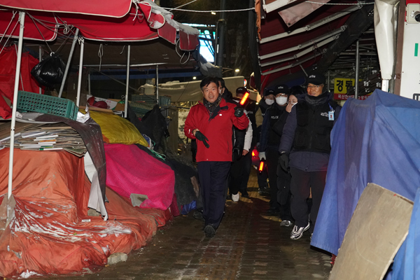 ▲ 이필형 동대문구청장이 노점 밀집지역을 순찰하고 있다.