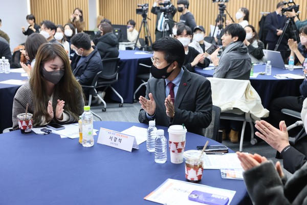 ▲ 청년CEO창업포럼에서 서강석 송파구청장이 청년들과 만나 소통하고 있다.