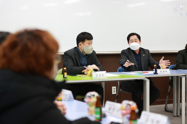 ▲ 남양주시 주광덕 시장, 마석중학교 방문해 간담회 진행중인 모습.