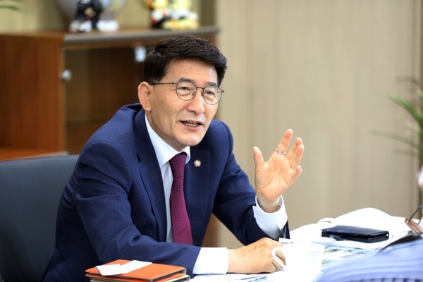 ▲ 김기정 수원특례시의회 의장.
