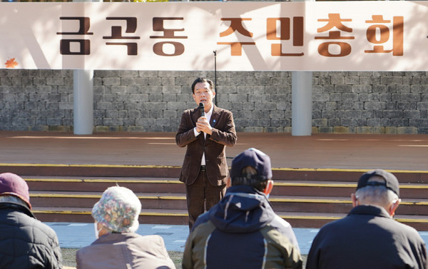 ▲ 이재준 수원시장, 2022년 11월 열린 금곡동 주민총회 참석해 인사말 전하는 모습.