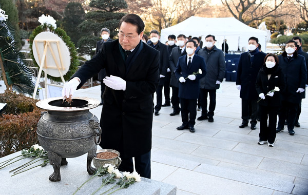 ▲ 유정복 시장이 미추홀구 수봉공원 현충탑에서 참배를 하고 있다.