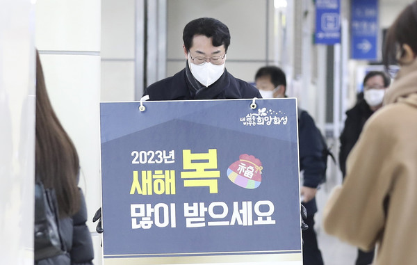 ▲ 정명근 화성시장, 병점역에서 시민들에 새해인사 전하는 모습.