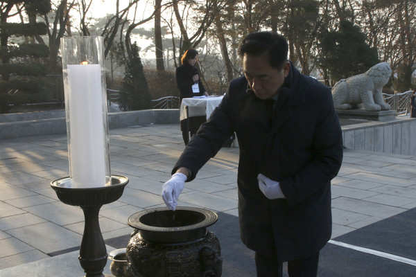 ▲ 정장선 평택시장, 현충탑 참배 중인 모습.