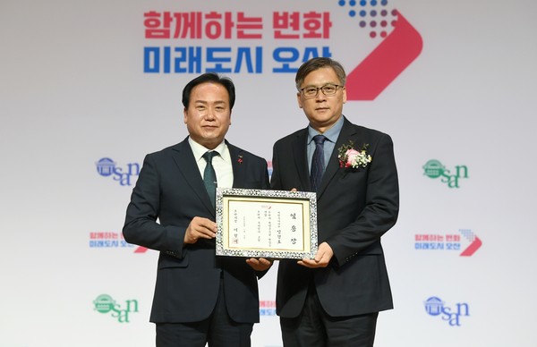 ▲ 제26대 강현도 오산시부시장(우), 이권재 오산시장(좌).
