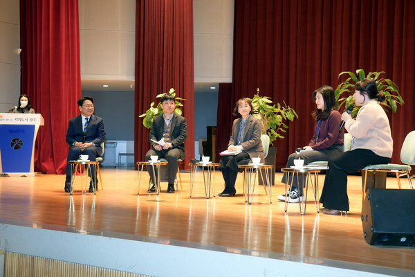 ▲ 시무식 진행하는 강기정 광주광역시장(왼쪽 끝).