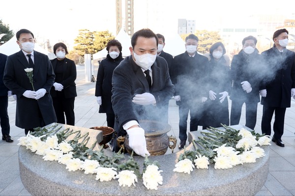 ▲ 이오수 의원, 현충탑 참배.