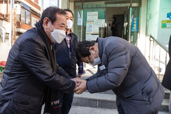 ▲ 자양4동 제4경로당 방문 모습.