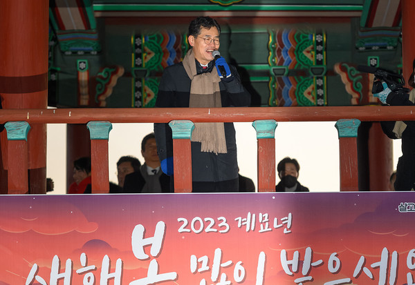 ▲ 2023년 계묘년을 맞아 용왕산에서 구민에게 새해 덕담 중인 이기재 양천구청장.