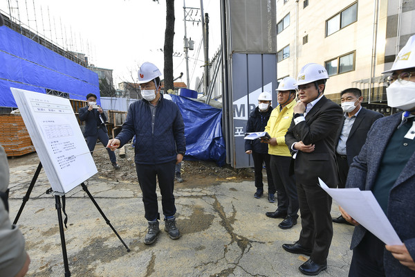 ▲ 김병수 김포시장, 관내 한 건설공사장 방문해 안전 점검중인 모습.