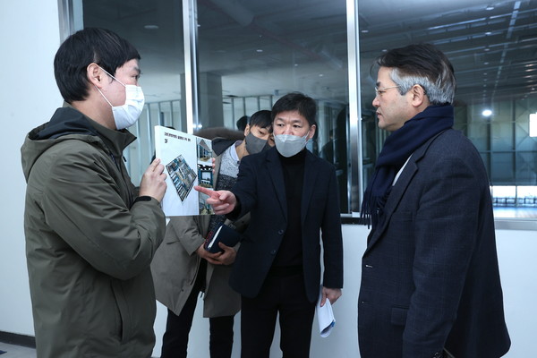 ▲ 이동환 고양시장, 관내업체 방문해 점검중인 모습.