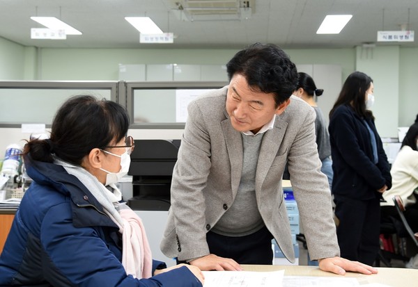 ▲ 김동근 의정부시장, 계묘년 시무식 참석해 직원들과 대화중인 모습.