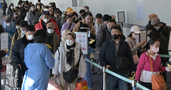 ▲ 중국발 입국자 분류되는 인천국제공항. /뉴시스