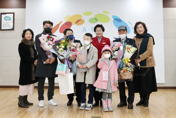 ▲ 김경희 이천시장(두번째줄 오른쪽에서 세번째), 자랑스러운 이천인상 수상자들과 기념사진 촬영.