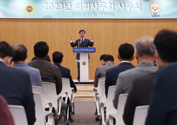 ▲ 경기도의회 2023년 의회사무처 시무식에서 신년사하는 염종현 의장.