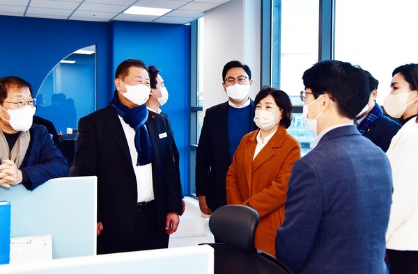 ▲ 김경일 파주시장, 교하동.운정신도시 행정구역 개편 관련해 현장 방문해 살펴보는 모습.