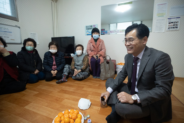 ▲ 지역 경로당을 찾아 어르신들과 담소중인 이기재 양천구청장.