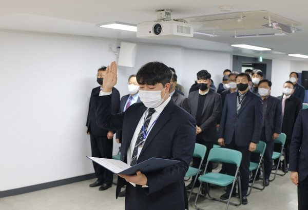 ▲ 안양도시공사 직원 대표자가 청렴 결의문을 낭독하고 있다.