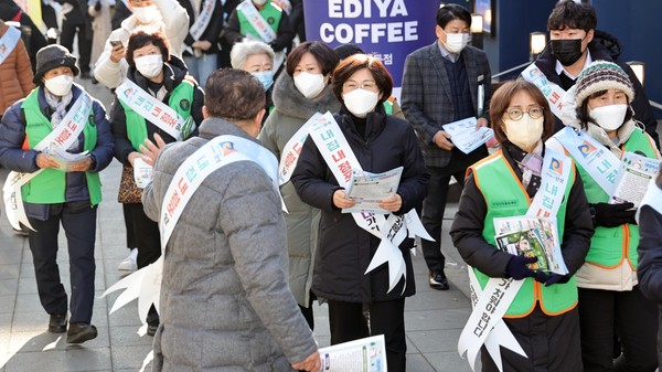 ▲ 김보라 안성시장 ‘내 집, 내 점포 앞 눈 치우기’ 캠페인 진행중인 모습.