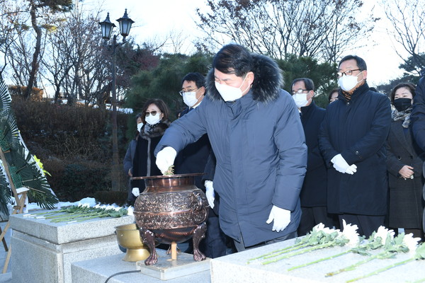 ▲ 백경현 구리시장, 현충탑 참배하는 모습.