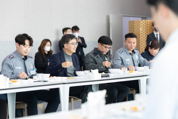 ▲ 청내 현장 근무직원 격려 오찬 간담회.