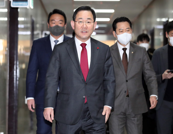 ▲ 정개특위 위원 긴급회의 참석하는 주호영 원내대표. /뉴시스