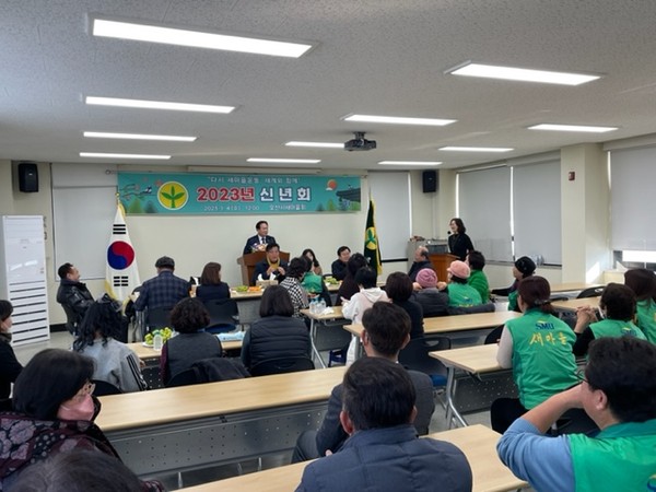 ▲ 이권재 오산시장, 오산시 새마을회 신년회 참석해 인사말 전하는 모습.