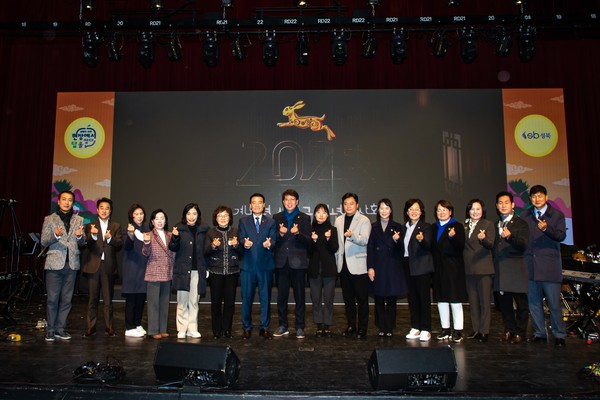 ▲ 2023 계묘년 성북구 신년 인사회’에서 이승로 성북구청장(앞줄 왼쪽에서 일곱 번째)과 지역 국회의원, 시·구의원 등이 파이팅을 외치고 있다.