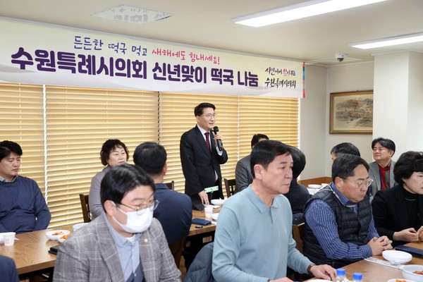 ▲ 김기정 수원특례시의회 의장 떡국 나눔 모습.