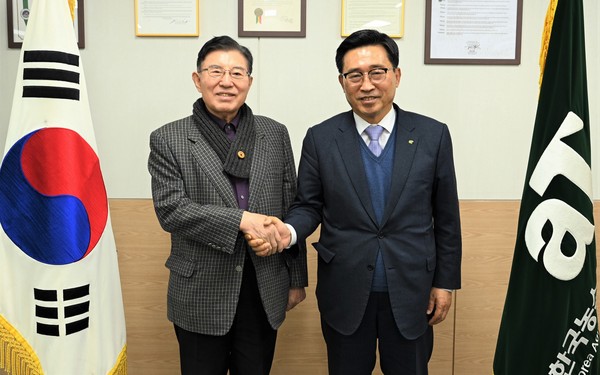 ▲ 김춘진 aT 사장, 세계한인상공인총연합회와 K-푸드 수출 논의 후 기념사진 촬영.