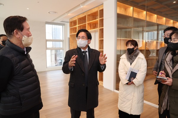 ▲ 메타버스 영상전자도서관 건립현장에서 공무원 및 관계자와 이야기를 나누는 박강수 마포구청장.