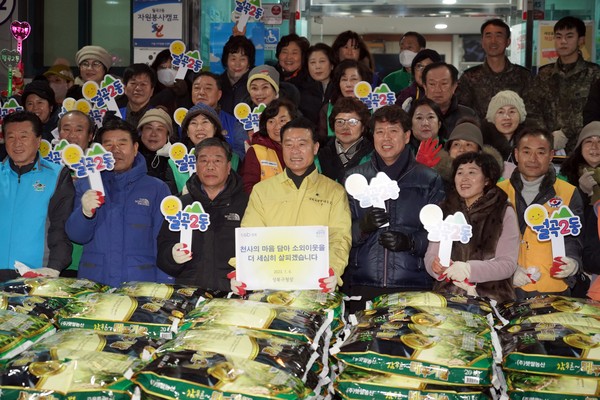 ▲ 6일 새벽 얼굴 없는 천사가 보낸 20kg 쌀 300포가 월곡2동 주민센터에 도착했다. 이승로 성북구청장(가운데)와 주민센터직원, 주민 등 40여 명이 함께 쌀을 내린 후 천사에게 감사의 메시지를 전하고 있다.