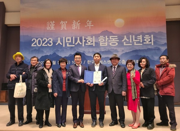 ▲ 환경단체 글로벌 에코넷 황재훈 변호사, 민간단체 환경유공자 선정 기념 사진 촬영.