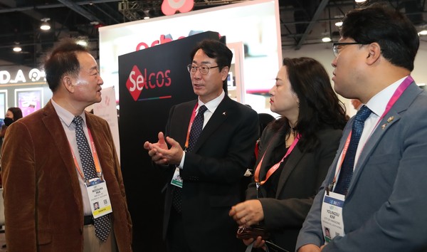 ▲ 정명근 화성시장(왼쪽에서 두번째), CES 2023에 참석.
