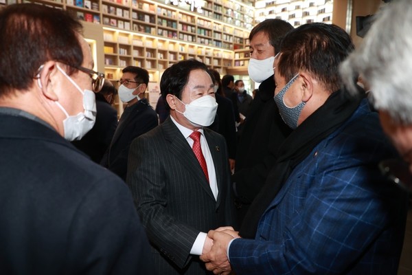 ▲ 주광덕 남양주시장 ‘2023 신년 인사 및 음악회’ 참석해 관계자들과 인사 나누는 모습.