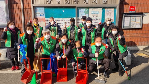 ▲ 광명시 광명3동 자율방재단(단장 박명수)은 지난 6일 단원 10여 명이 참여한 가운데 2023년 첫 활동으로 관내 환경정화를 실시하고 불법 현수막을 철거했다.