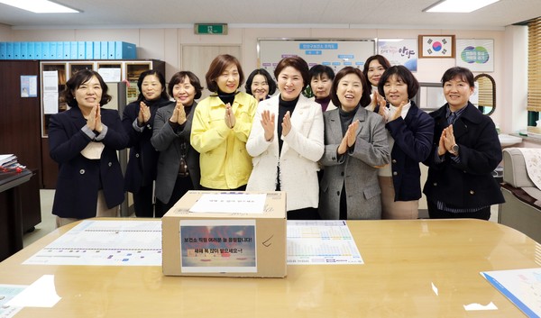 ▲ 안양시보건소 격려 방문 기념촬영하는 최병일 의장.