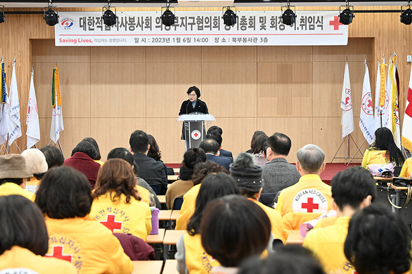 ▲ 적십자봉사회 회장 이취임식 참석해 축사하는 최정희 의장.
