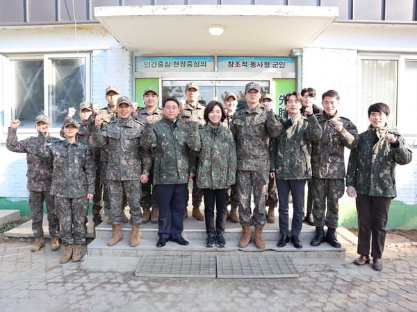 ▲ 예비군 훈련장 방문 기념촬영하는 민현주 위원장.
