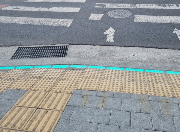▲ 바닥신호등 설치 모습.