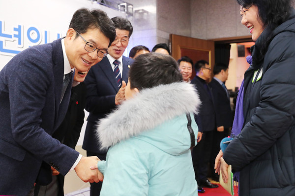 ▲ 신년인사회에서 주민들과 인사를 나누는 정원오 성동구청장 (사진 제일 왼쪽).