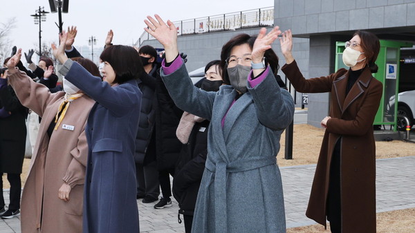 ▲ 안성시 김보라 시장이 안성시 청소년 홈스테이 참여 학생들의 미국 브레이시 출국을 축하하고 있다.